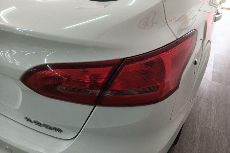 福特 福克斯 2018款 三厢经典 1.6L 自动风尚型智行版车身外观9