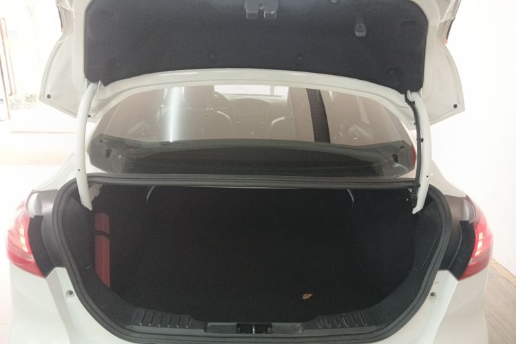 福特 福克斯 2018款 三厢经典 1.6L 自动风尚型智行版中控内饰23