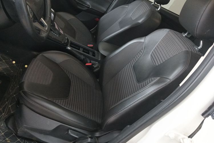 福特 福克斯 2018款 三厢经典 1.6L 自动风尚型智行版中控内饰19