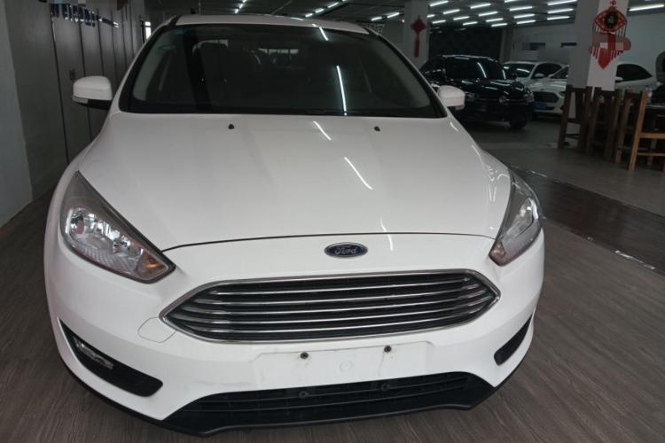 福特 福克斯 2018款 三厢经典 1.6L 自动风尚型智行版车身外观2