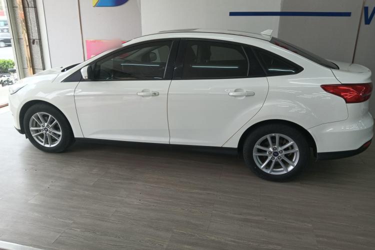 福特 福克斯 2018款 三厢经典 1.6L 自动风尚型智行版车身外观4