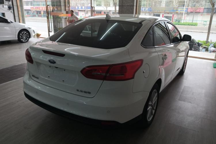 福特 福克斯 2018款 三厢经典 1.6L 自动风尚型智行版车身外观7