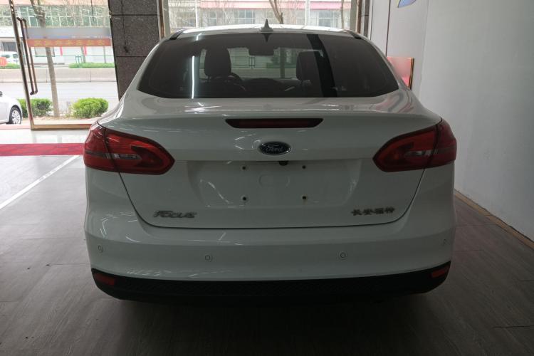 福特 福克斯 2018款 三厢经典 1.6L 自动风尚型智行版车身外观6