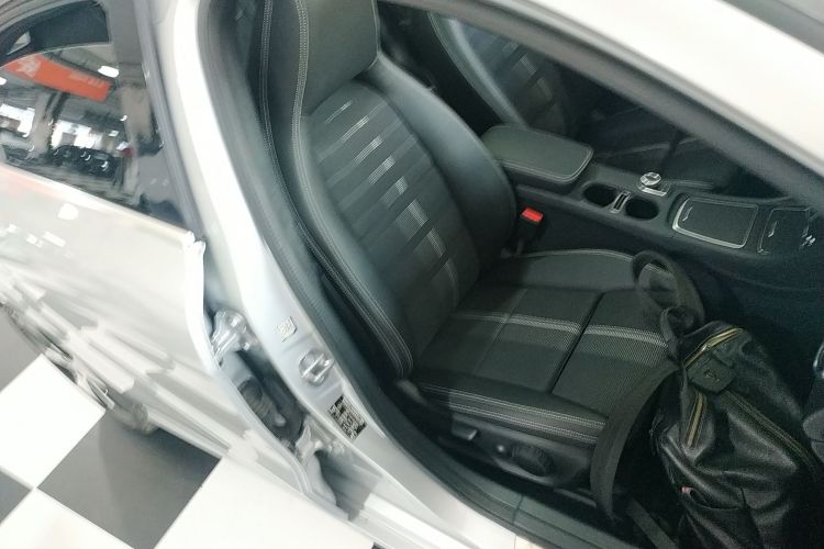 奔驰A级(进口) 2018款 A 200 时尚型中控内饰41