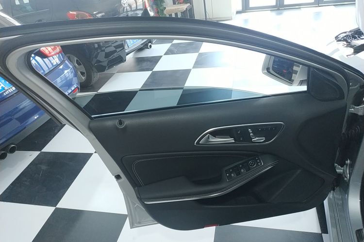 奔驰A级(进口) 2018款 A 200 时尚型中控内饰47