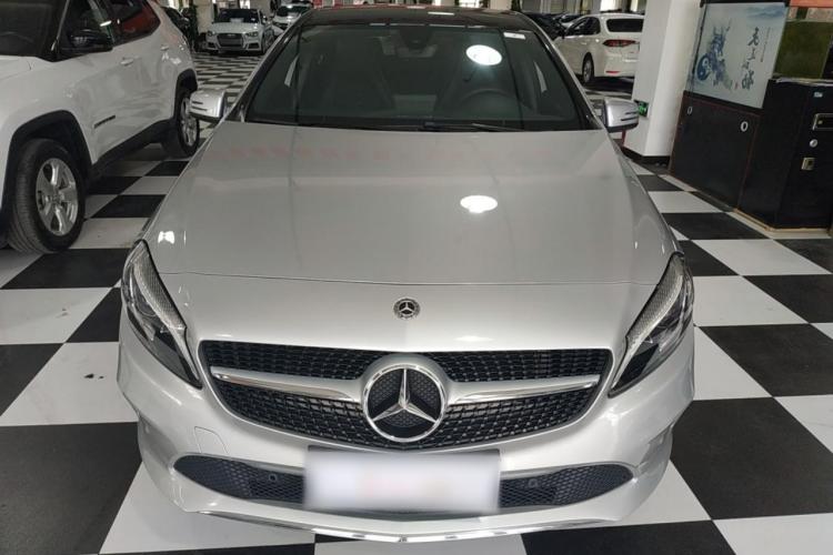 奔驰A级(进口) 2018款 A 200 时尚型车身外观2