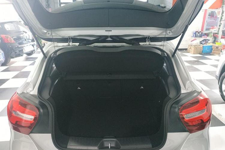 奔驰A级(进口) 2018款 A 200 时尚型中控内饰23