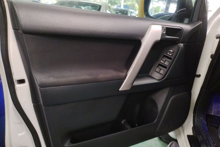 丰田 普拉多 2016款 2.7L 自动标准版中控内饰47