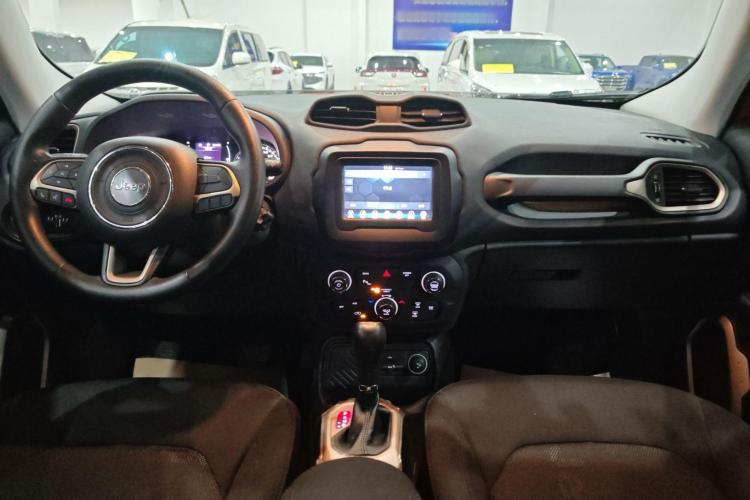 Jeep 自由侠 2018款 互联大屏版 180T 自动高能版中控内饰7003