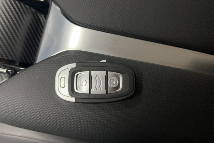 红旗E-QM5 2022款 431km 充电乐享版中控内饰7001