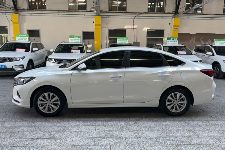 长安 逸动 2022款 PLUS 1.6L GDI CVT精英型车身外观4