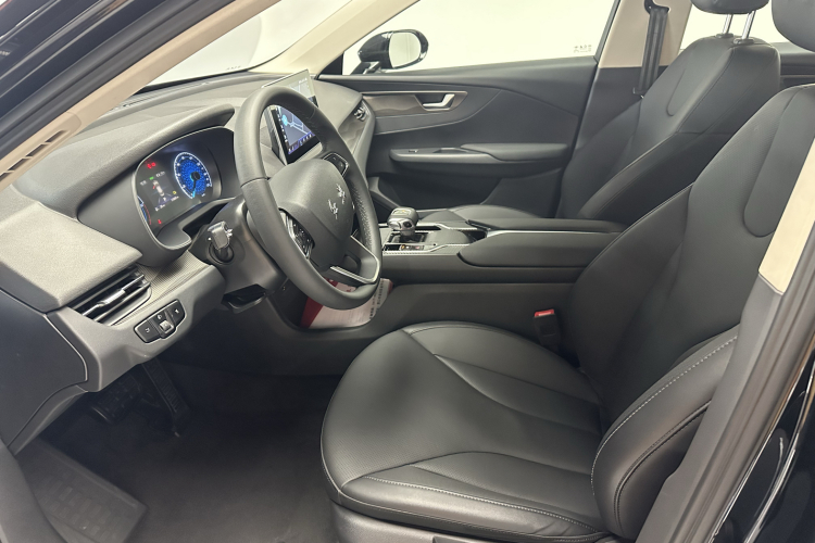 红旗E-QM5 2022款 431km 充电乐享版中控内饰7003