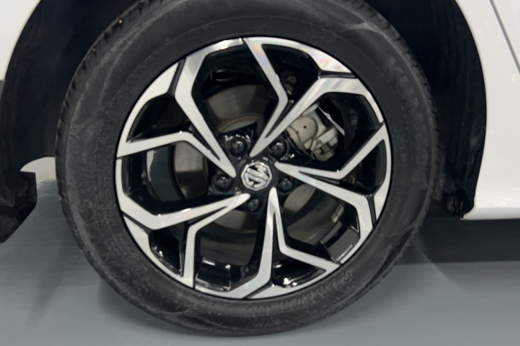 名爵 MG5 2023款 180DVVT CVT风尚版车身外观6008