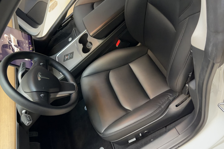 特斯拉 Model 3 2022款 后轮驱动版中控内饰19