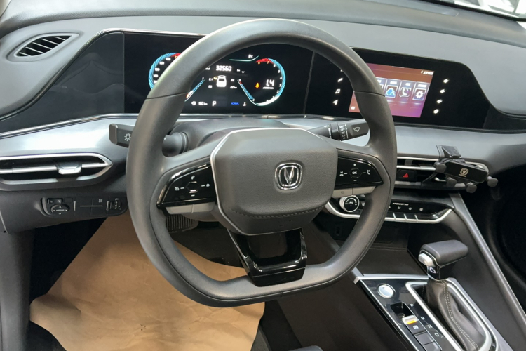 长安 逸动 2022款 PLUS 1.6L GDI CVT精英型中控内饰13