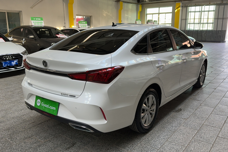 长安 逸动 2022款 PLUS 1.6L GDI CVT精英型车身外观7