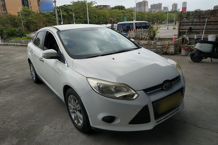 福特 福克斯 2012款 三厢 1.6L 自动舒适型车身外观3