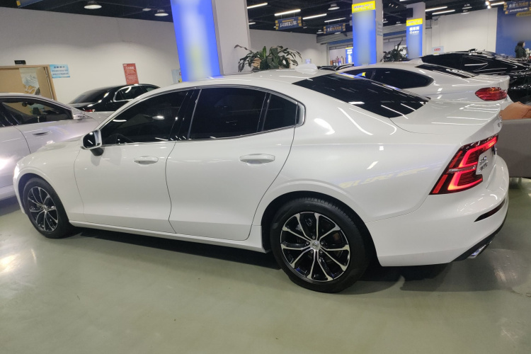 沃尔沃S60 2022款 B4 智逸豪华版车身外观6001