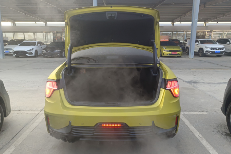 领克03 2020款 03+ 2.0TD 自动驭风版机舱底盘23