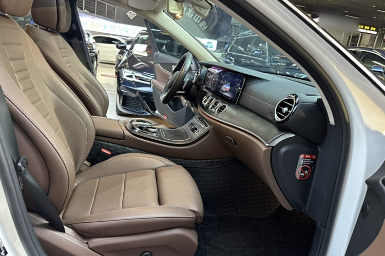 奔驰E级 2018款 改款 E 200 L 运动型中控内饰7001