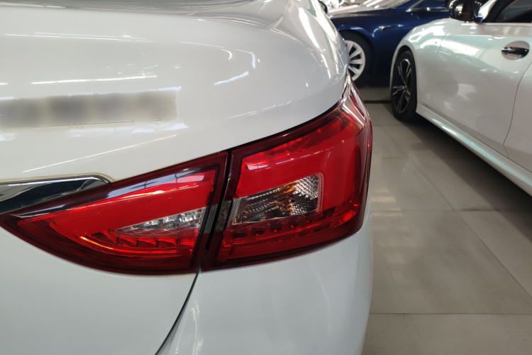 奇瑞 艾瑞泽5 2016款 1.5L 手动领锐版车身外观6006