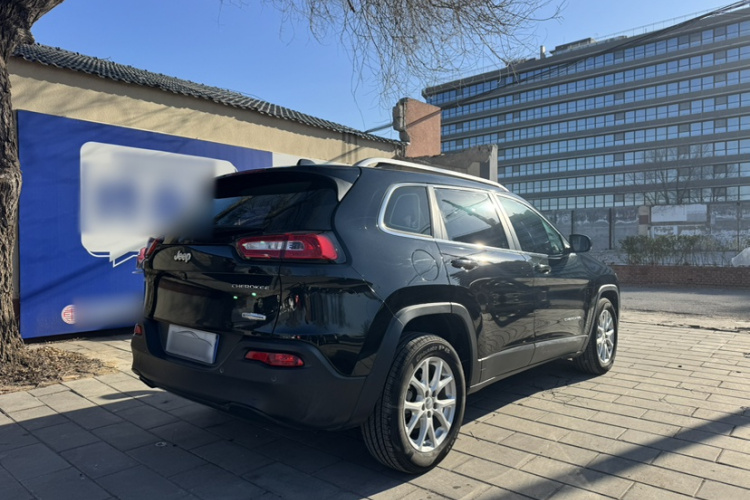 Jeep 自由光 2016款 2.0L 优越版车身外观6005