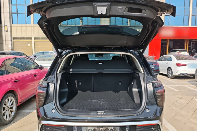 红旗HS3 2023款 1.5T 两驱善为版机舱底盘23