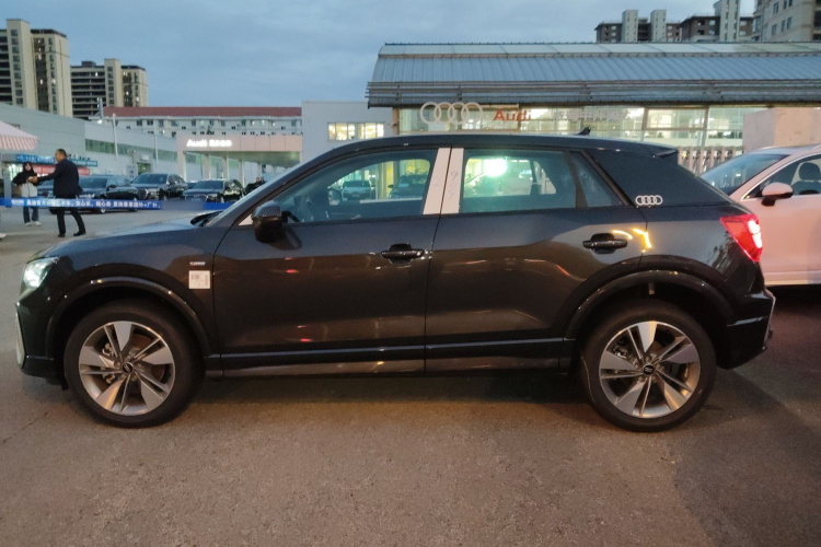 奥迪Q2L 2025款 35TFSI 时尚动感型车身外观4