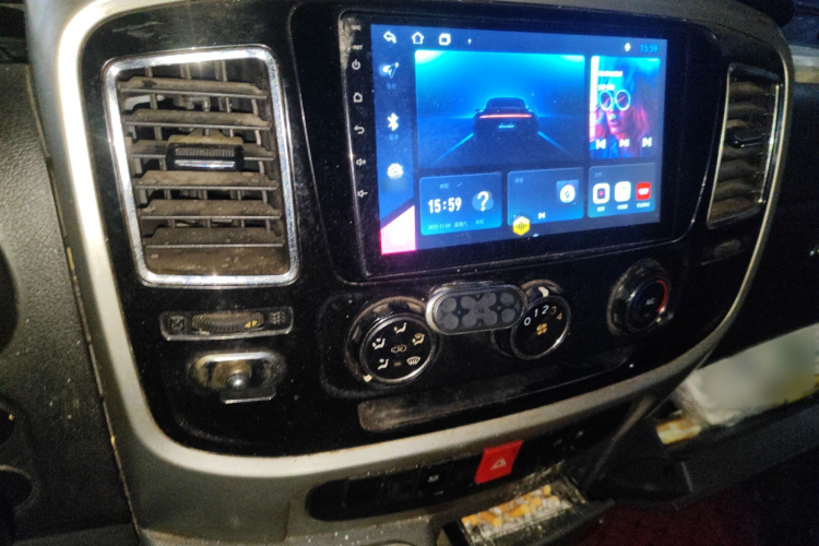 东风御风 御风 2021款 2.0T动力王前驱物流车长轴中顶6-9座国VI ZD20局部细节16