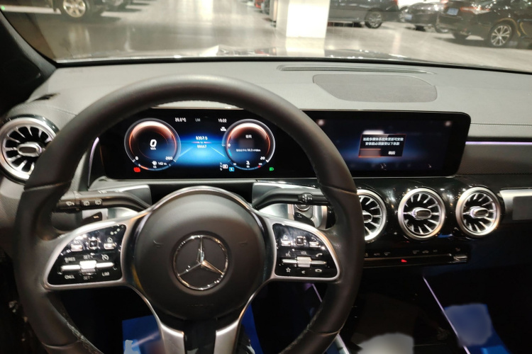 奔驰GLB 2023款 GLB 200 动感型中控内饰7002