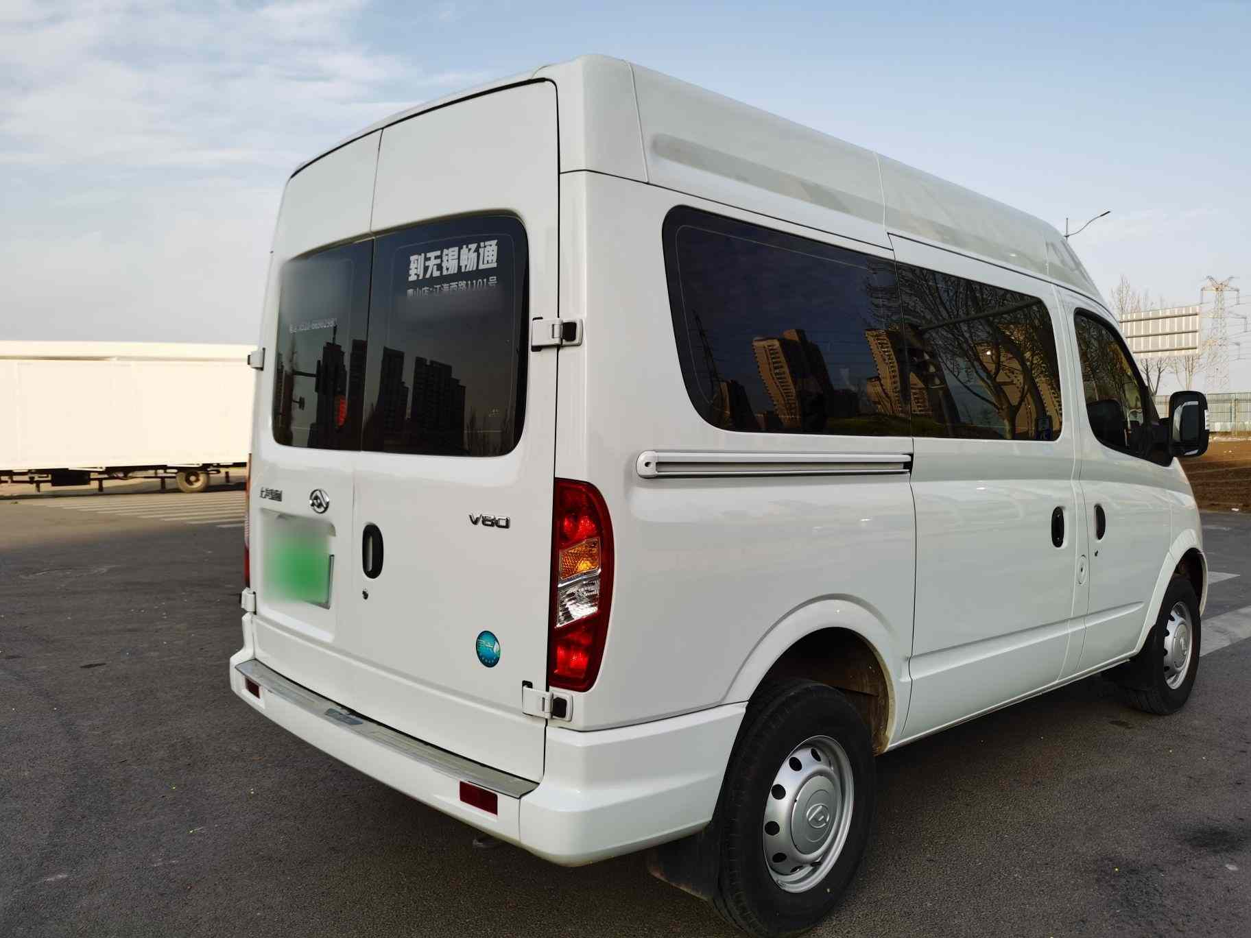 上汽大通MAXUS 新途V80 2023款 2.0T 手动经典傲运通短轴中顶5/6座(4)