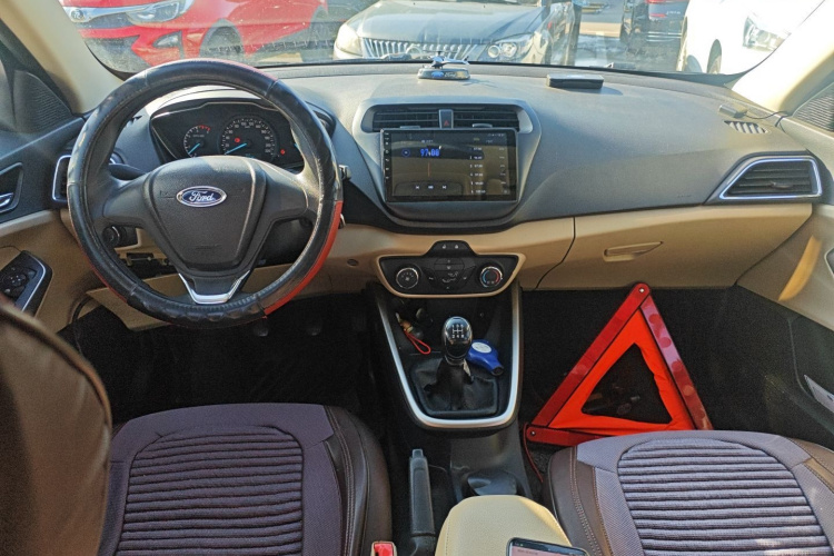 福特 福睿斯 2017款 改款 1.5L 手动舒适型中控内饰12