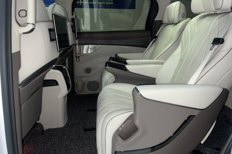 腾势D9 2022款 DM-i 970 四驱旗舰型中控内饰7002