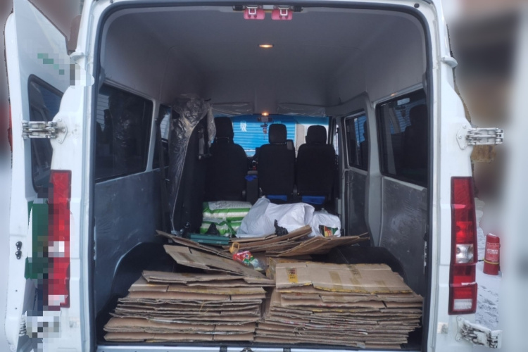 依维柯得意 2023款 2.5T A35M1多用途乘用车短轴中顶双胎侧拉门 自动挡中控内饰23