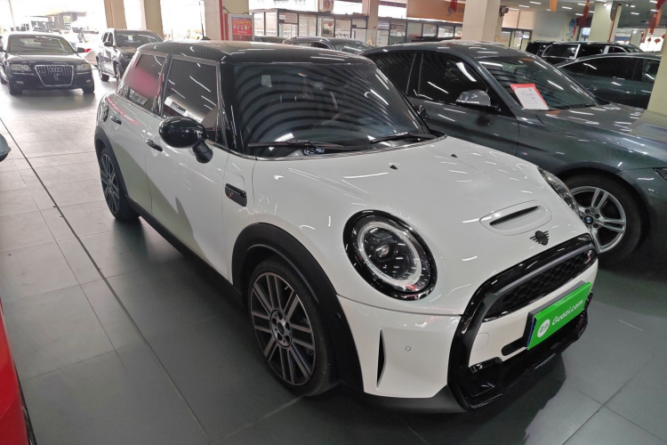 MINI 2023款 改款 2.0T COOPER S 艺术家 五门版车身外观6002