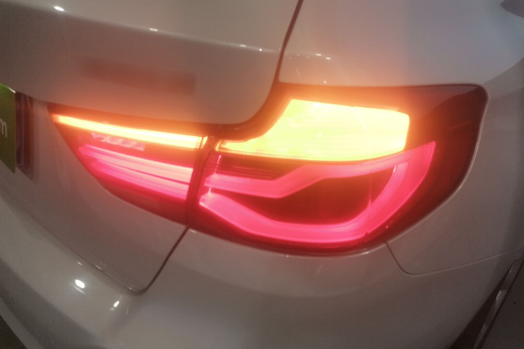 宝马3系GT 2018款 320i 时尚型车身外观9