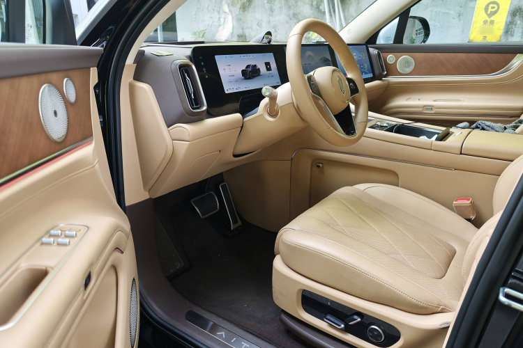 鸿蒙智行 问界M9 2024款 增程 Ultra版 52kWh 5座版中控内饰7005