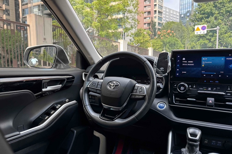 丰田 汉兰达 2022款 双擎 2.5L 四驱尊贵版 7座中控内饰7008