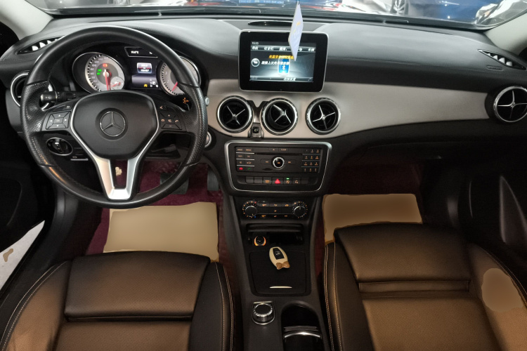 奔驰GLA 2016款 GLA 200 时尚型中控内饰12