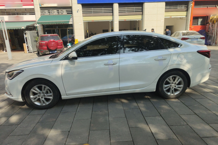 长安 逸动 2019款 高能版 1.6L GDI 自动先锋型 国VI车身外观4