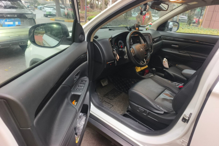 三菱 欧蓝德 2016款 2.4L 四驱豪华版 7座中控内饰20