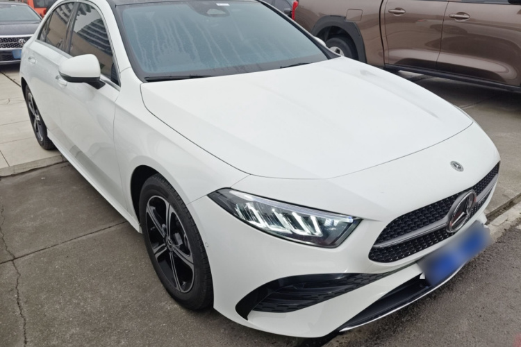 奔驰A级 2024款 改款 A 200 L 时尚型车身外观3