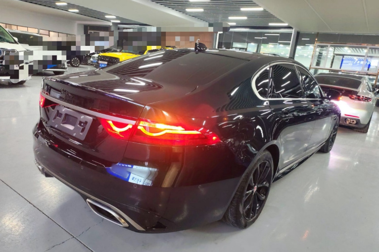 捷豹XFL 2023款 XFL 2.0T P250 两驱精英运动鎏金版车身外观7