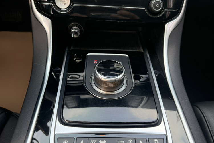 捷豹XEL 2018款 2.0T 200PS 精英版局部细节18