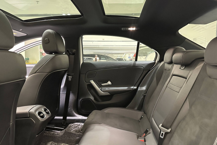 奔驰A级 2019款 A 180 L 运动轿车中控内饰7015