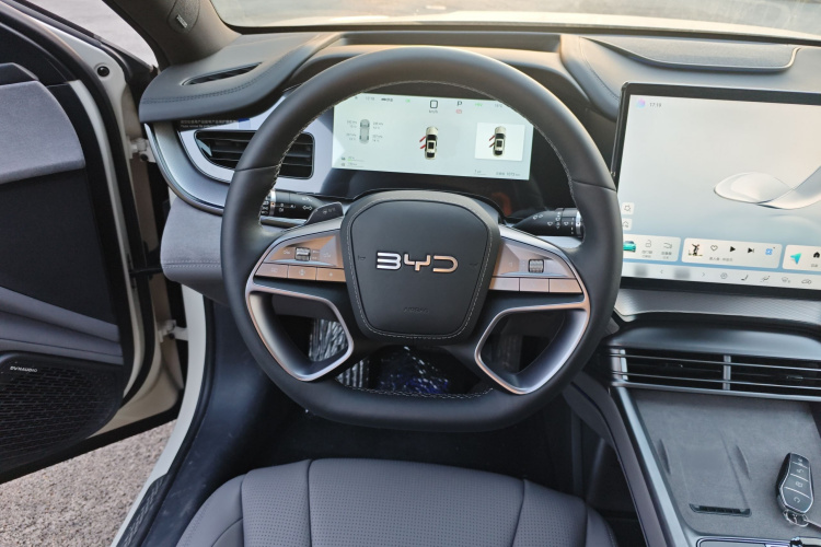 比亚迪 海豹07 DM-i 2025款 智驾版 DM-i 1.5L 125km 尊贵型中控内饰13