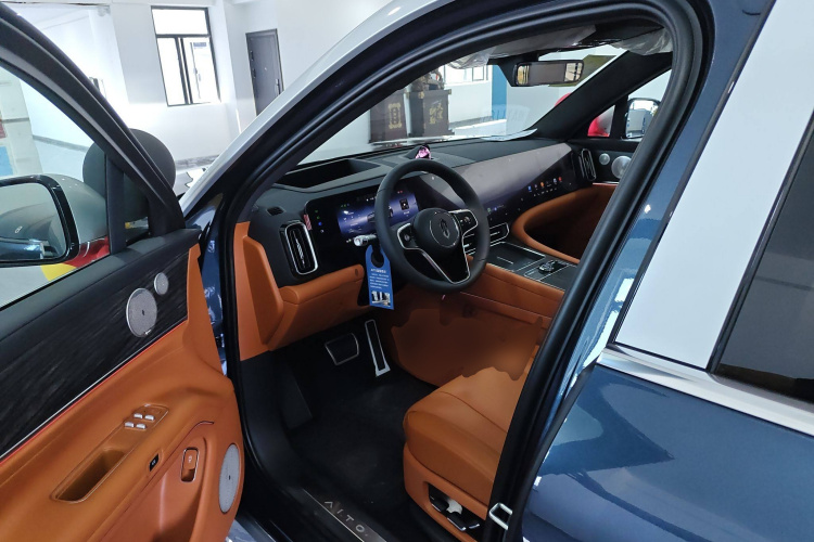 鸿蒙智行 问界M9 2025款 增程 Ultra版 52kWh 6座版中控内饰7003