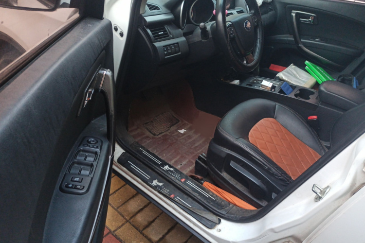 奔腾X80 2015款 2.0L 自动舒适周年纪念型中控内饰7003