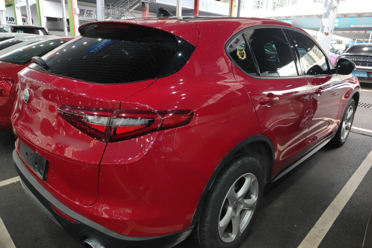 阿尔法·罗密欧 Stelvio斯坦维 2017款 2.0T 200HP 精英版车身外观7