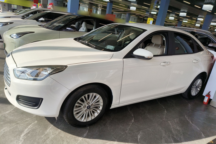 福特 福睿斯 2017款 改款 1.5L 手动舒适型车身外观4